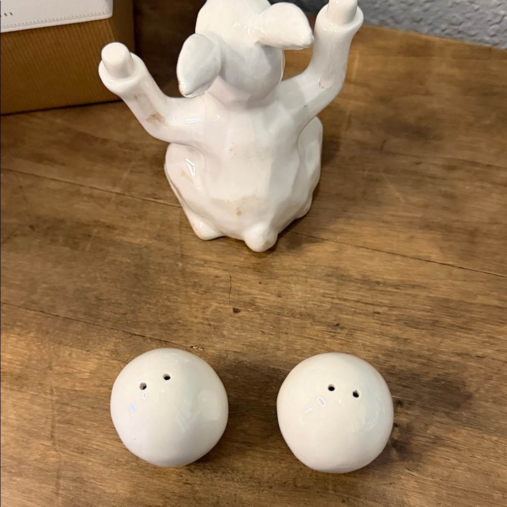 Pottery Barn  Glossy White Ceramic Bunny Salt and Pepper Set NEW - Picture 3 of 4